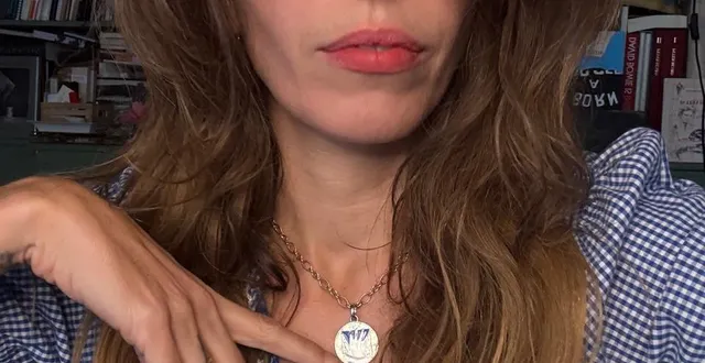 photo  lou doillon a travaillé sur les quatre éléments, le feu, la terre, l’eau et le vent pour dessiner une série de médailles arthus-bertrand.  &copy;  arthus-bertrand 