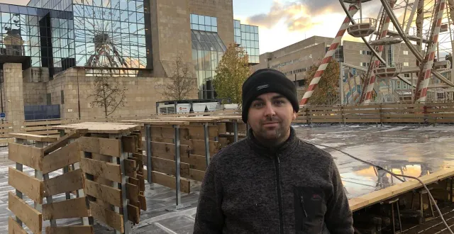 photo  l’installation de la patinoire du marché de noël ne s’est pas faite sans déconvenue pour arnaud degousée, le gérant.  &copy;  ouest-france 