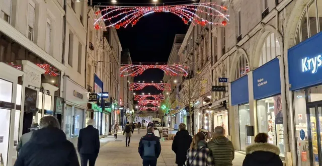 photo  les illuminations de noël ont commencé ce jeudi 20 novembre 2025.  &copy;  photo : le maine libre 