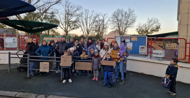 photo  les familles des élèves de l’école publique jules-spal de thouarcé ont souhaité montrer leurs inquiétudes hier matin devant l’établissement.  &copy;  co 