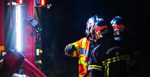 photo  une trentaine de pompiers tentaient encore de lutter contre les flammes, à 21 h (photo d’illustration).  &copy;  guillaume saligot / ouest-france 