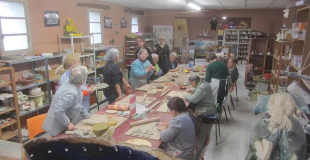 photo  des adhérents de l’association un jour part’âgé se sont exercés à l’art de la poterie auprès des membres de bouts d’argile, vendredi 14 novembre. les membres de cette association organisent leur traditionnelle expo-vente, samedi 29 novembre, de 9 h à 16 h, au 4, rue de segré, à bécon-les-granits.  &copy;  ouest-france 
