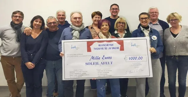 photo  les comédiens du théâtre de la dague avec au centre la présidente josiane fourrier et tenant le chèque, les représentants de soleil afelt, vincent charbonnier (président) et marie jan-chauvin.  &copy;  ouest-france 