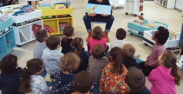photo  sophie cruard, bénévole à la bibliothèque, a animé une séance de « lecture plaisir ».  &copy;  co 