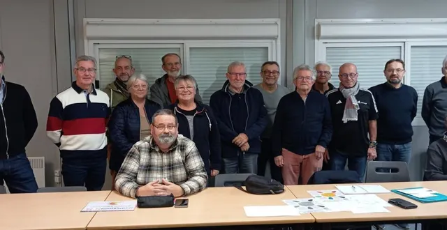 photo  une réunion studieuse pour les membres des associations participantes au téléthon.  &copy;  co 