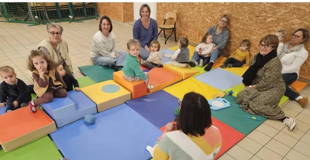 photo  derrière les enfants, 2e à gauche : adeline guillemet et marie-laure emeraud avec le premier groupe de la matinée.  &copy;  co 