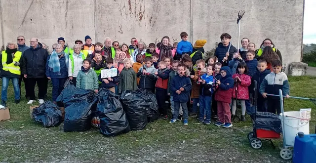 photo  lors de la journée de ramassage des déchets organisée mercredi à saint-sylvain-d’anjou et pellouailles-les-vignes, de nombreux enfants et habitants ont rapporté près de 100 kg de déchets.  &copy;  co 