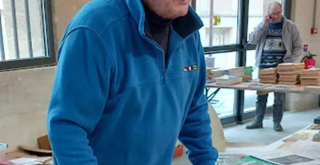 photo  jean-jacques badault partageait sa passion des livres d’histoire, au salon de la carte postale notamment.  &copy;  archives ouest-france. 