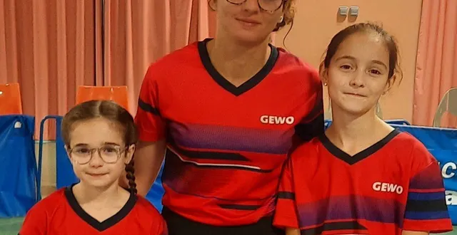 photo  anaé lerallu, léa chevreuil et thaïs lerallu, trois des quatre joueuses de l'équipe féminine de régionale 1.   &copy;  ouest-france 