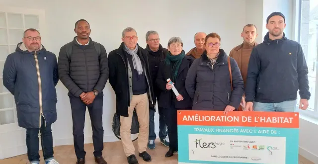 photo  lors de la visite des trois premiers logements rénovés, rue poulain en centre-ville, les élus, les responsables de l’habitat et le propriétaire loïc temgoua (deuxième à partir de la gauche).  &copy;  ouest-france 