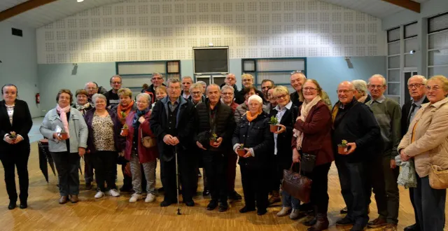 photo  les jurés et les participants au concours lors de la cérémonie des maisons fleuries.  &copy;  ouest-france 