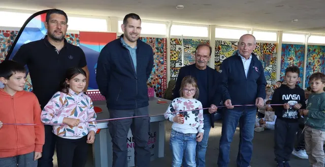 photo  ce sont les enfants qui coupent le traditionnel ruban en compagnie des adultes.  &copy;  le maine libre 