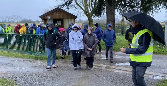photo  en 2024, la marche du téléthon a démarré du plan d’eau de mayet. les marcheurs étaient équipés pour affronter la pluie.  &copy;  le maine libre 