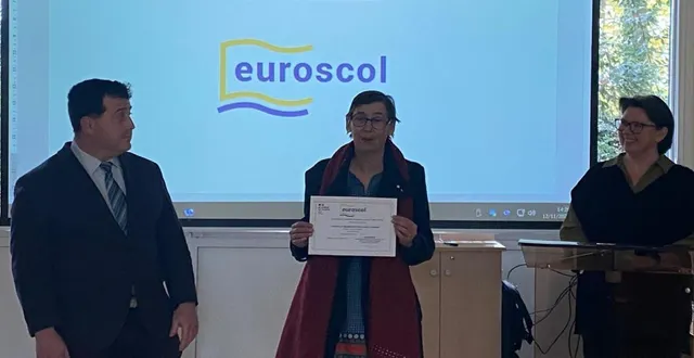 photo  sandra wils, principale, est entourée d’ennio navarta, professeur d’anglais, et de stéphanie marcos, déléguée académique, pendant la cérémonie de labellisation du collège.  &copy;  co 