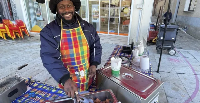 photo  v
                  endredi 21 novembre 2025. frédéric jean clément sur le marché de sablé.  &copy;  le maine libre 