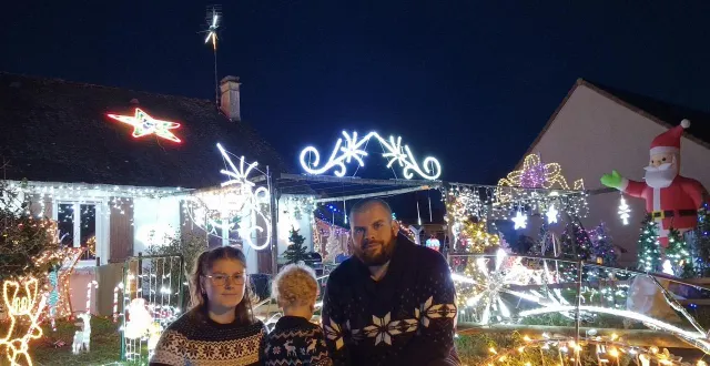 photo  jessie et laurine se préparent pour l’inauguration de la maison des lutins, le 1er décembre 2025.  &copy;  maine libre 