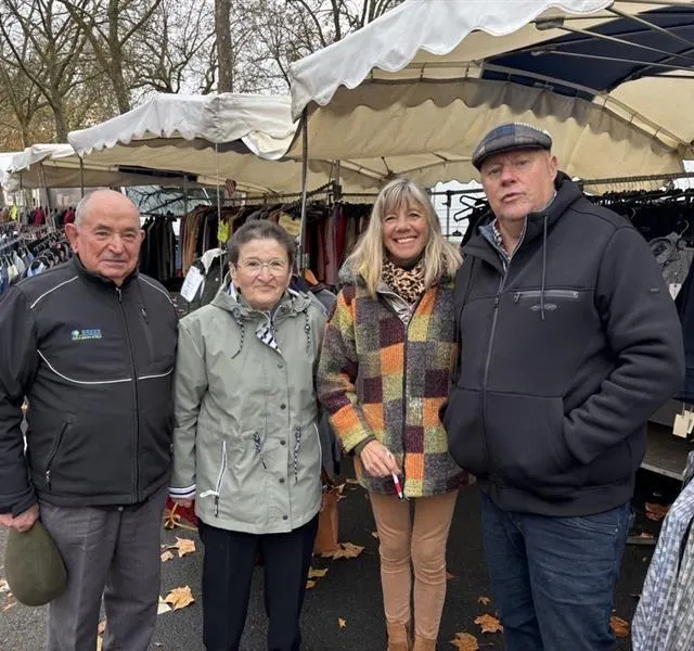 photo jacques et nicole (à gauche) sont venus de luynes, à côté de tours (indre-et-loire) faire des emplettes chez murielle et christophe ory sur le marché de la flèche (sarthe) ce mercredi 19 novembre 2025.  ©  ouest-france