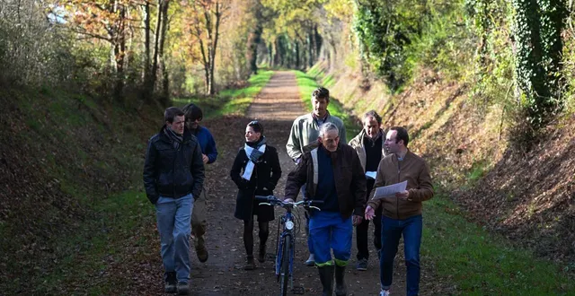 photo  bellevigne-en-layon (thouarcé), le 18 novembre 2025. un collectif d’habitants du layon ne comprend pas l’artificialisation des chemins.  &copy;  co - laurent combet 