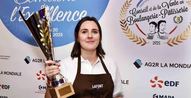 photo  adeline fromageau avec le trophée du conseil et de la vente en boulangerie-pâtisserie.  &copy;  frédéric vielcanet 