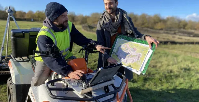 photo  gabriel caraire et stanislas bossard ont travaillé pendant quatre ans sur le projet scientifique collectif consacré au site archéologique de cherré.  &copy;  ouest-france. 