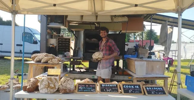 photo  la boulangerie itinérante d’alexandre saint-dizier, à noues-de-sienne (calvados) se veut une ouverture vers le monde de la fabrication du pain, sans artifice technique, chimique ni marketing.  &copy;  photo fournie par le troubafour 