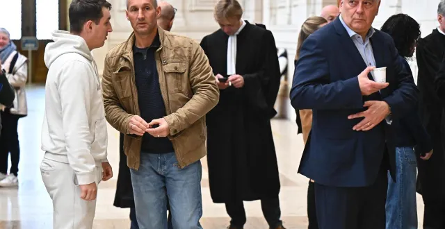 photo  bryan et sébastien mandote, frère et père des victimes, derrière gilles bourdouleix, maire de cholet (maine-et-loire), dans la salle des pas perdus du tribunal correctionnel d’angers.  &copy;  franck dubray / ouest france 