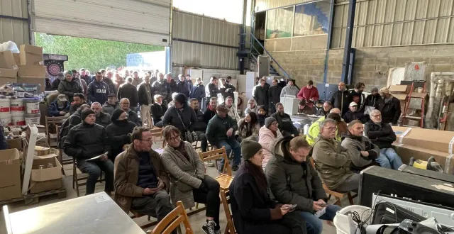 photo  à la vente aux enchères, le public en a eu pour son argent, en termes de blagues…  &copy;  ouest-france 