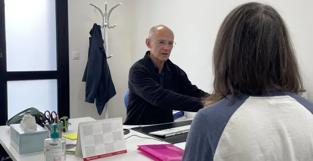 photo  bruno fourrier, médecin à cesson-sévigné (ille-et-vilaine) se rend au cabinet médical de passais-villages, dans l’orne, deux fois par mois.  &copy;  ouest-france 