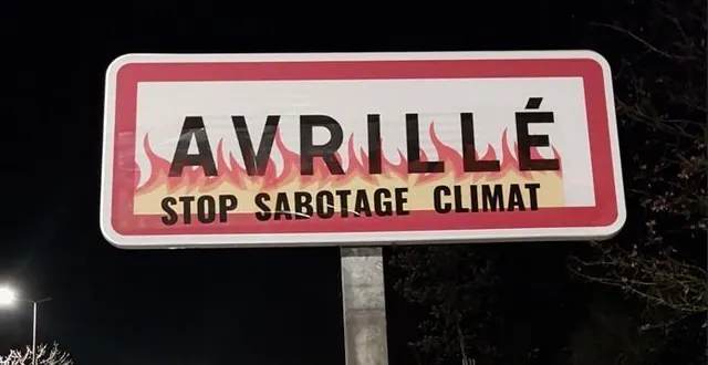 photo  le panneau d’entrée de ville d’avrillé, en maine-et-loire, recouvert de flammes.  &copy;  greenpeace angers 