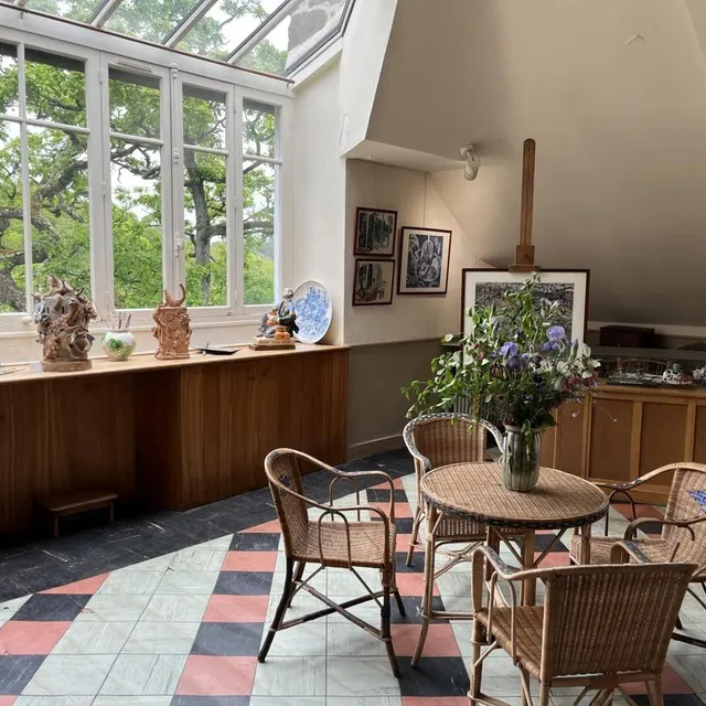 photo les objets personnels d'yvonne jean-haffen, toujours présents à la grande-vigne, comme ici dans l'atelier.  ©  archives ouest-france