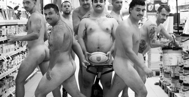 photo  huit joueurs de l’équipe senior du club de rugby de landerneau ont fait tomber le maillot pour leur nouveau calendrier.  &copy;  ludovic daniel 
