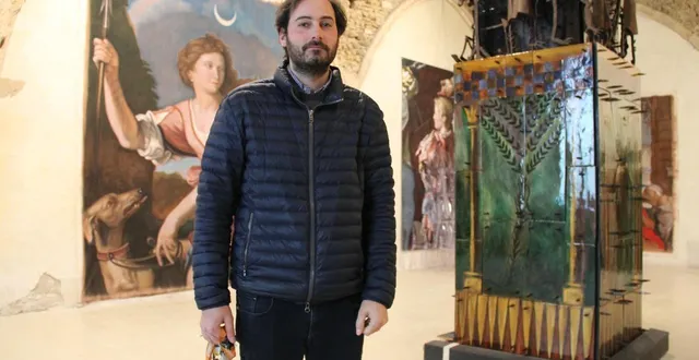 photo  lancelot durand, gestionnaire du prieuré de vivoin (sarthe), ici devant une œuvre monumentale du peintre-sculpteur gérard garouste. le lieu accueille des événements privés, mais aussi un festival de musique classique. et des expositions temporaires.  &copy;  archives ouest-france 