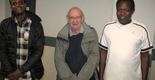 photo  moussa, alain cavaillé et omar devant les collégiens du lion-d’angers.  &copy;  co 