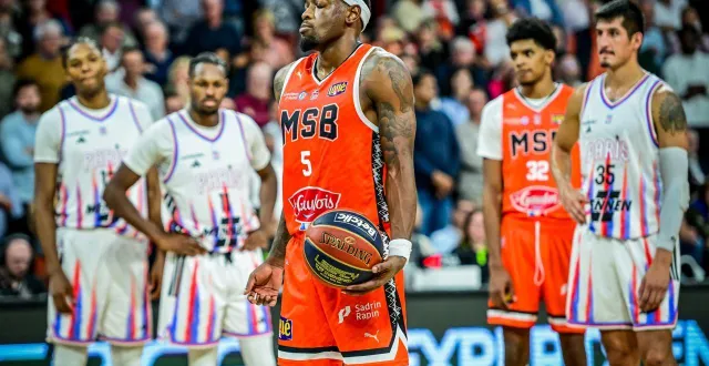 photo  shannon bogues (balle en main) contre paris, le 6 octobre 2025, lors de la rencontre de la 2e journée de betclic élite à antarès.  &copy;  photo : le maine libre - yvon loué 