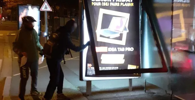 photo  une vingtaine de militants d’extinction rebellion ont retiré 400 pubs à angers.  &copy;  extinction rebellion angers 