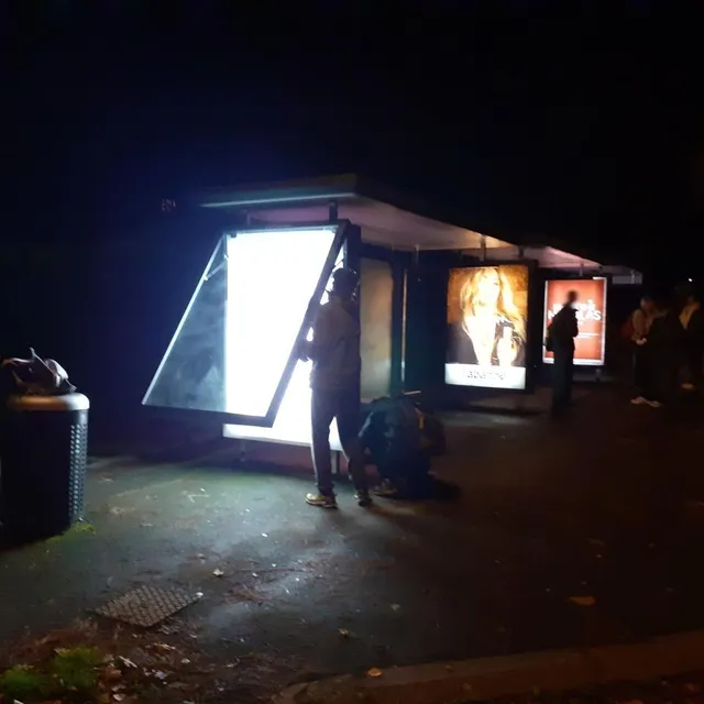 photo des militants d’extinction rebellion ont retiré 400 pubs à angers.  ©  extinction rébellion angers