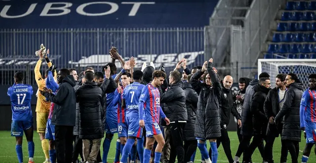photo  les joueurs, le staff et les dirigeants du sm caen sont restés au milieu du rond central, vendredi 21 novembre 2025, sans aller saluer le malherbe normandy kop malgré le succès face à bourg-péronnas (1-0).  &copy;  martin roche / ouest-france 