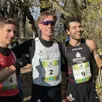 photo florian lecot (au centre), vainqueur du 10 km le maine libre 2025. à droite, axel marlier, 2e de la course et à droite, lucien chapotte qui complète le podium.