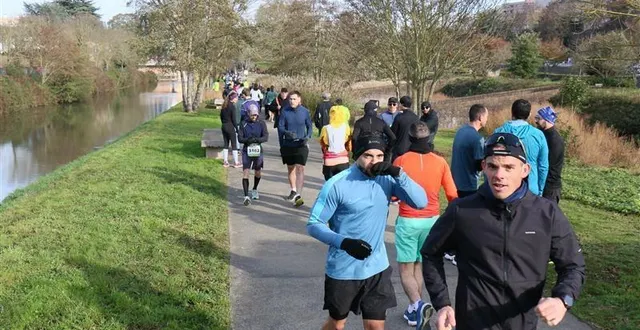 photo  pour les coureurs moins d'une heure avant le départ, l'échauffement dans le parc de l'ile-aux-planches.  &copy;  ouest-france 