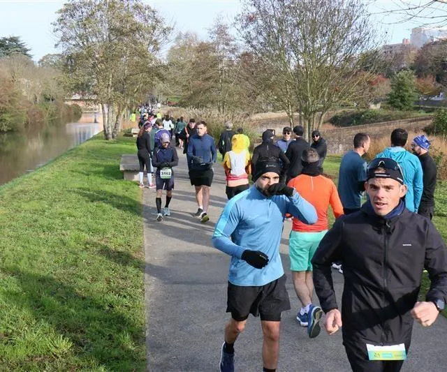 photo pour les coureurs moins d'une heure avant le départ, l'échauffement dans le parc de l'ile-aux-planches.  ©  ouest-france