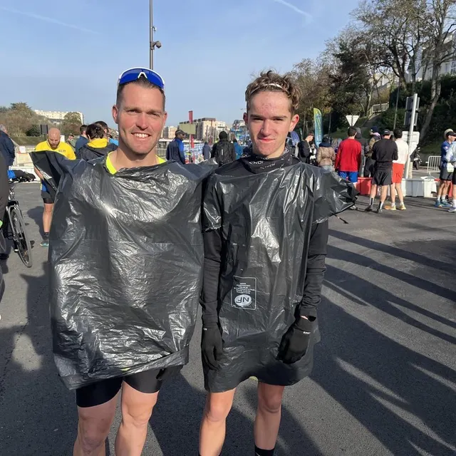 photo pour nicolas et nolan, pas de vêtements encombrants pour la course. des sacs poubelles ont servi de coupe vent.  ©  ouest-france