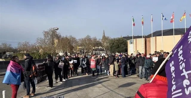 photo  près de 150 personnes se sont rassemblées ce samedi 22 novembre 2025 en début d’après-midi devant la mairie de la flèche (sarthe). elles entendaient s’associer à la journée de lutte contre les violences faites aux femmes, mais aussi protester contre la présence du président du rassemblement national venue à la flèche dédicacer son livre.  &copy;  ouest-france 