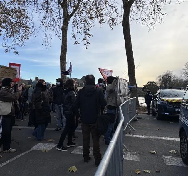 photo les manifestants se sont arrêtés aux barriérages installés par la ville et sécurisés par les gendarmes.  ©  ouest-france