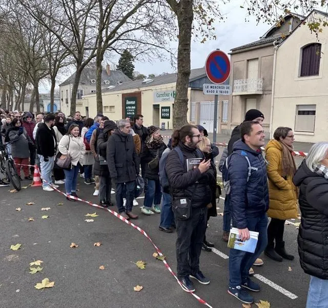 photo la foule attendait son tout pour faire dédicacer son livre par jordan bardella à la flèche (sarthe).  ©  ouest-france