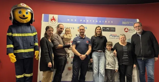 photo  beaucouzé, 22 novembre 2025. élia et ses parents, julien cirot, charlotte huet, chargée de mécénat au chu d’angers, et deux représentants de handicap’anjou, dont frantz berteau, directeur adjoint (de gauche à droite).  &copy;  cœur de caserne 