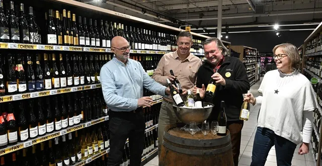 photo  mûrs-erigné, le 20 novembre 2025. le collectif fan de chenin du président porché et de sophie beauclair se félicitent du partenariat noué avec l’hyper u de patrice robin (à gauche) et benoit choplain.  &copy;  josselin clair 