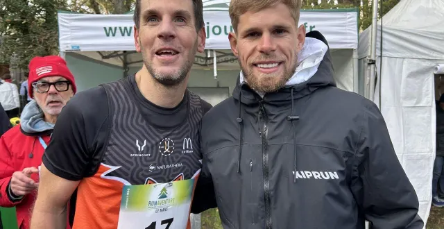 photo  jimmy gressier a passé beaucoup de temps à poser en photo avec les participants du 10 km le maine libre.  &copy;  le maine libre 