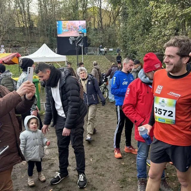 photo gilles leproust, maire d’allonnes, est sollicité pour prendre les coureurs en photo.  ©  le maine libre