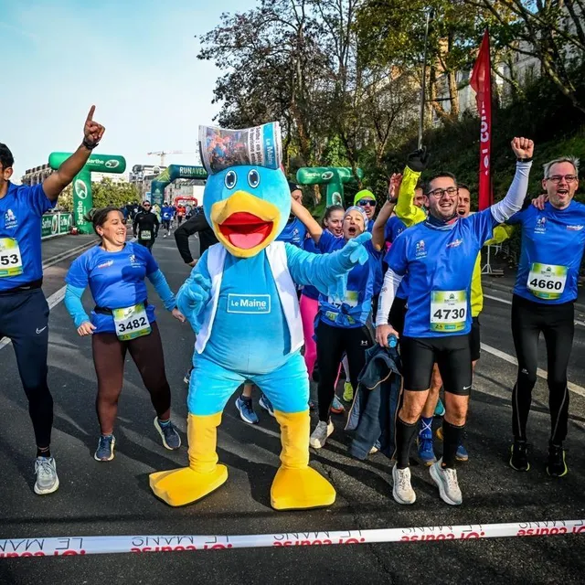 photo de nombreuses scènes de joie ont marqué cette neuvième édition du 10 km le maine libre.  ©  photo le maine libre - yvon loue