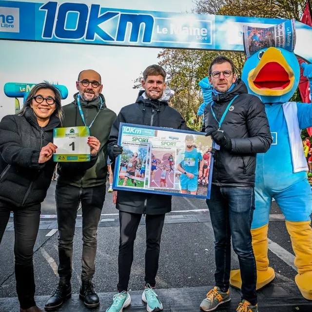 photo la directrice des rédactions des journaux de loire stéphanie sejourné, le rédacteur en chef du maine libre jean-françois baron et le responsable promotion du maine libre damien veillon ont remis le dossard numéro 1 et des unes marquantes du journal à jimmy gressier.  ©  photo le maine libre - yvon loue